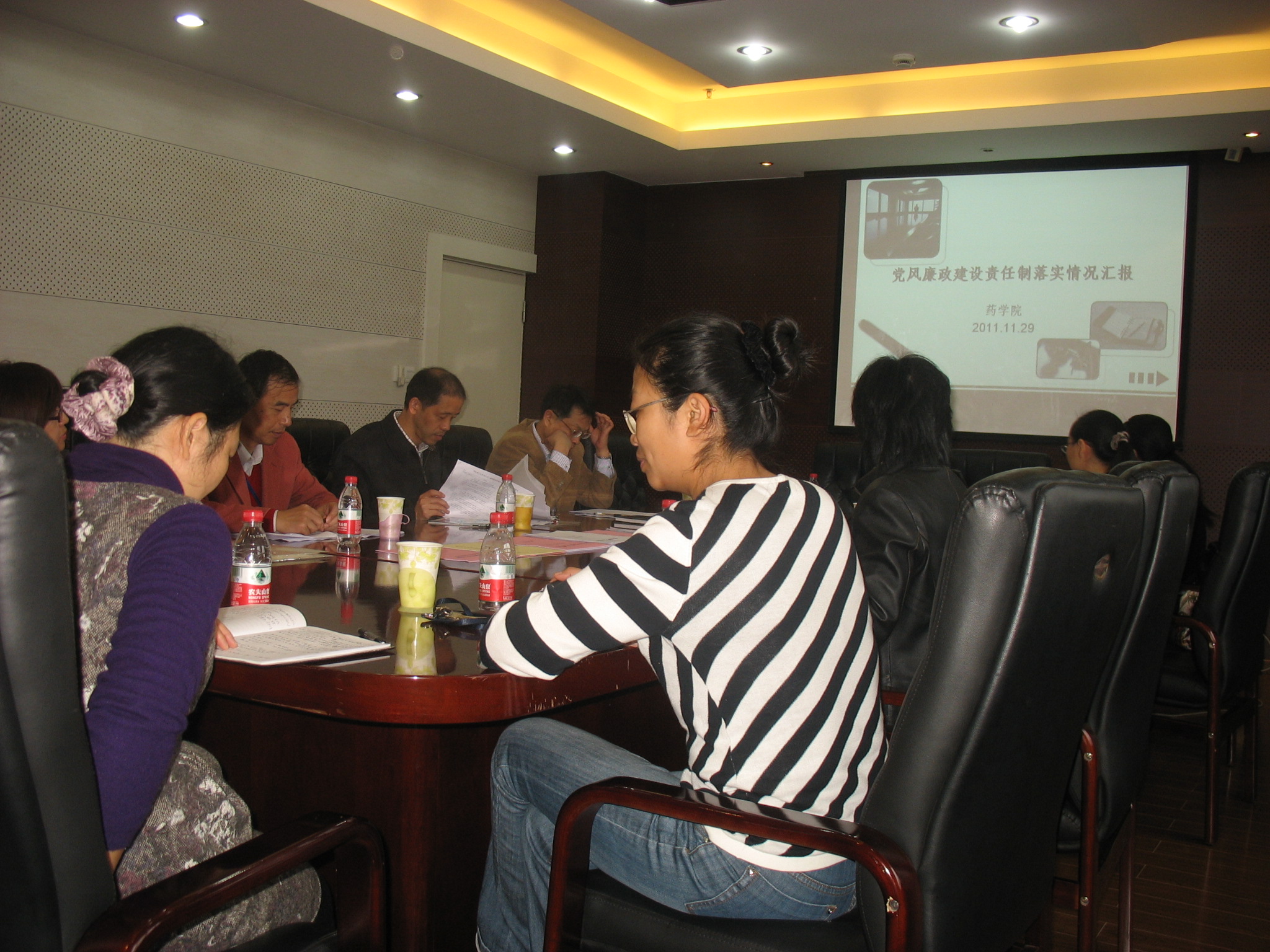 国产自拍
领导向党风廉政建设领导小组汇报工作