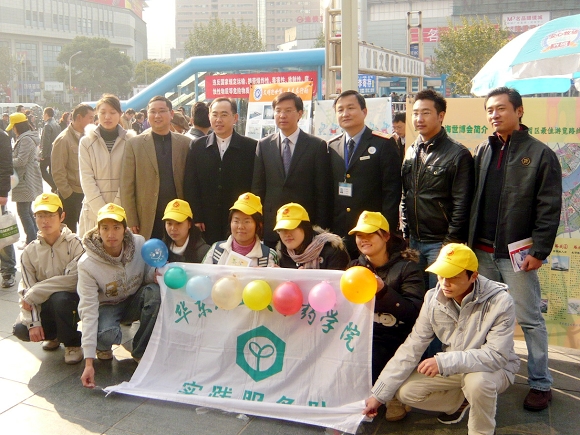 共青团各位领导与国产自拍
大学生志愿者合影