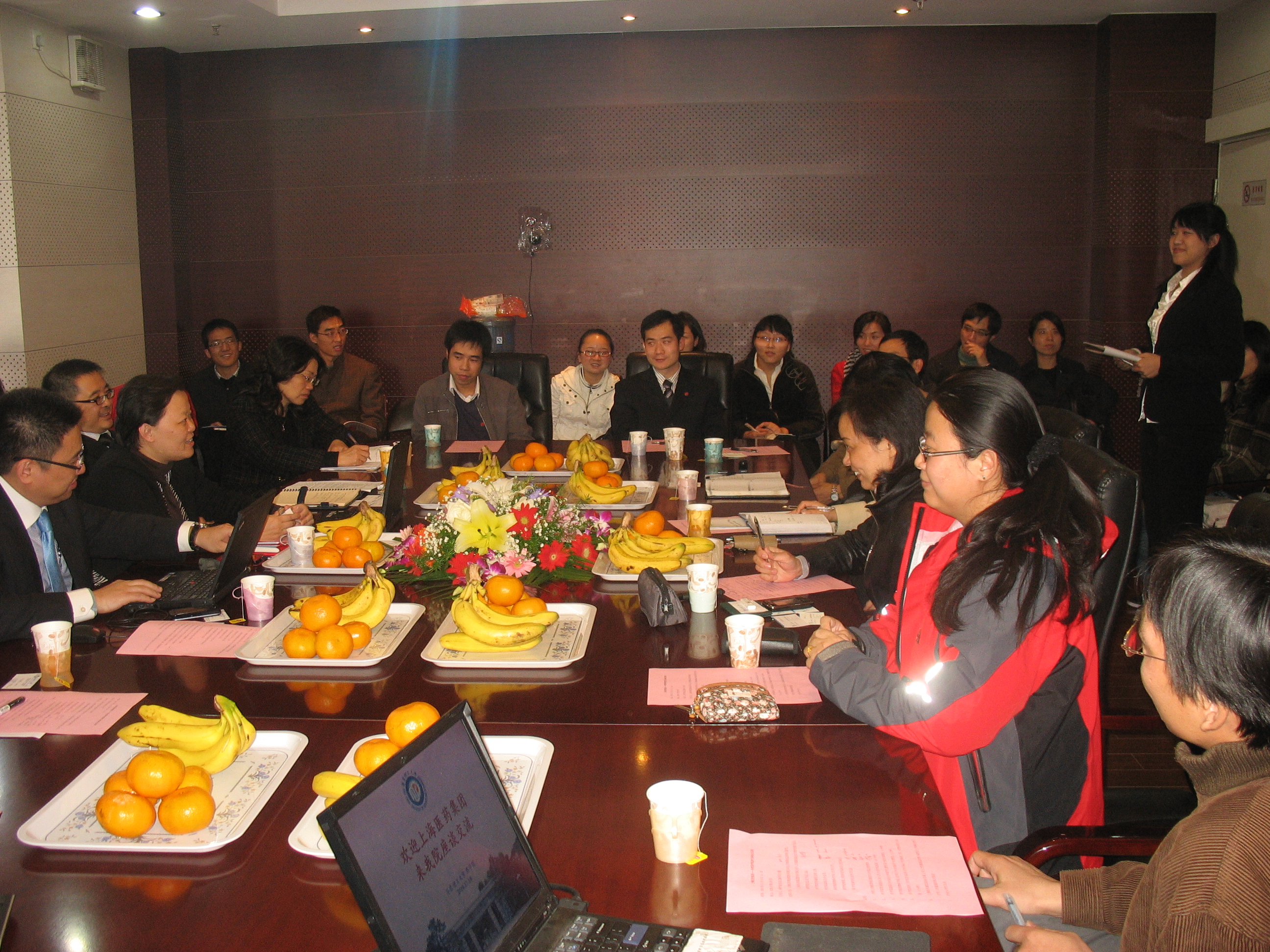 上药集团代表与国产自拍
毕业生交流